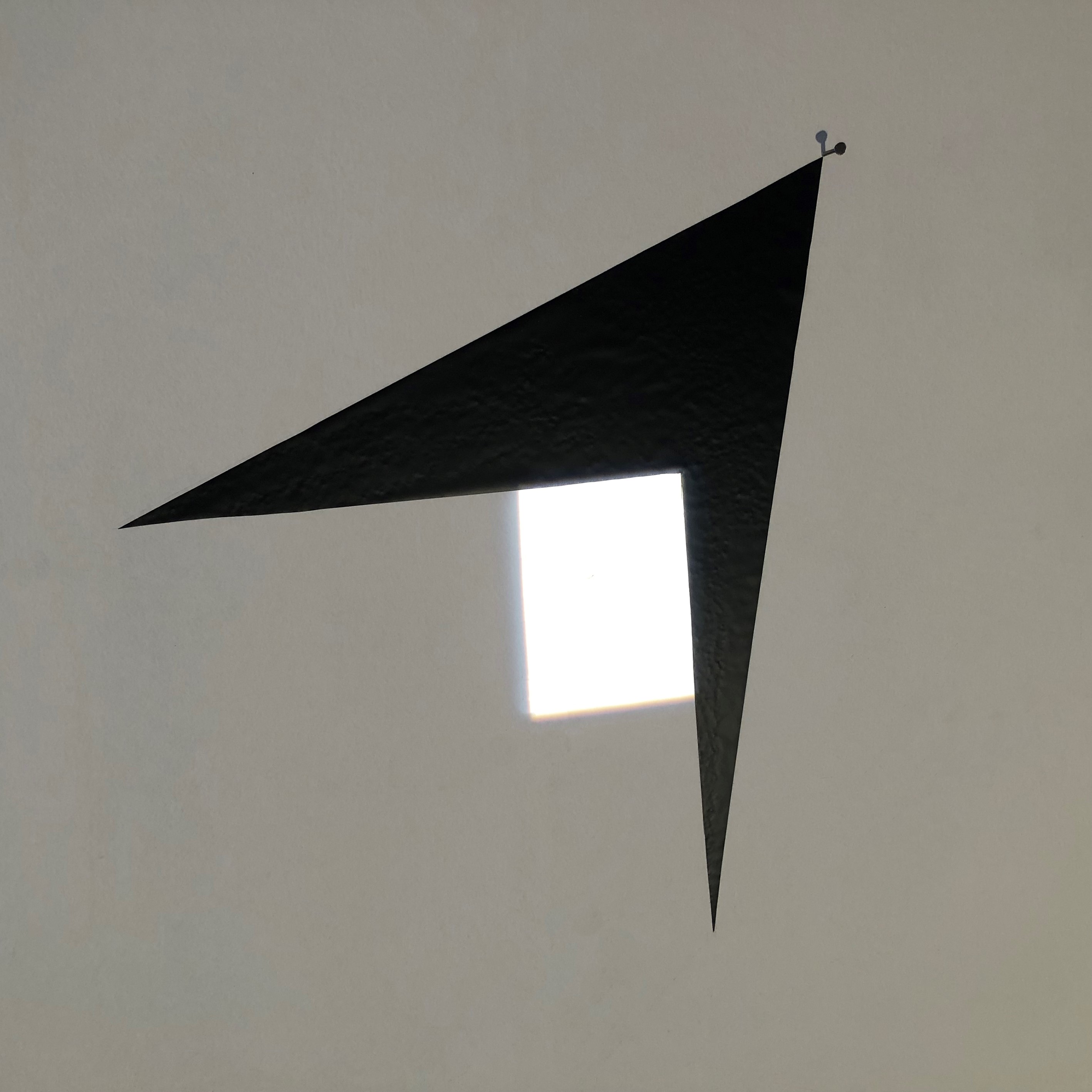 2. Goran Petercol,Umanjeno prvo, 2021., projekcija svjetla, samoljepljiva folija, čavao na zidu