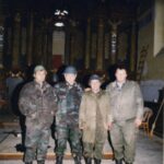 Saša s vojnicima koji su pomogli spasiti kipove iz razrušene crkve u Pokupskom 1991. godine