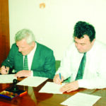 Potpisivanje povelje o poslovnoj suradnji između Plemenite Općine turopoljske i Glasnika Turopolja 1991. godine.  Potpisuju Zdravko Lučić, župan POT-a i Saša Božić, vlasnik i urednik GT-a.